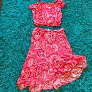 Very cute matching top and skirt for ages 6-10 cuz it’s very stretchy